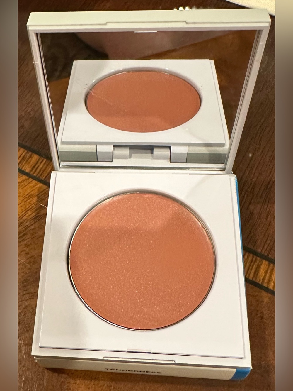 Flyte 70 6 Pc Set w/3 Blush, Highlighter, EyeShadow & Cosmetic Case NEW in Boxes - Picture 3 of 11